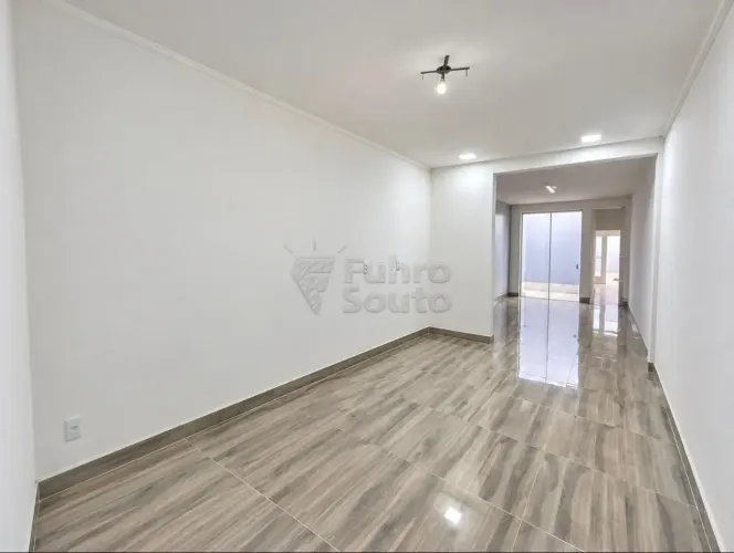 Casa individual, com um dormitório, em região central, prática e com garagem