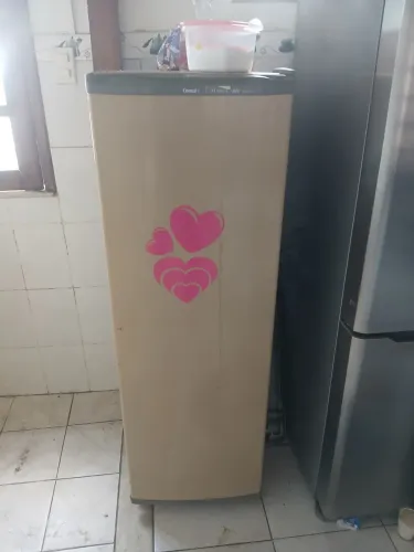 Geladeira consul muito boa, congela até em baixo.