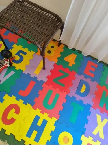 Tapete emborachado com letras e números.