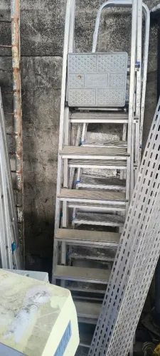 Escadas de alumínio usadas