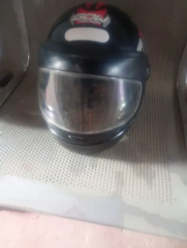 Capacete semi novo