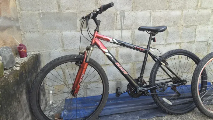 Bicicleta com amortecedor dianteiro