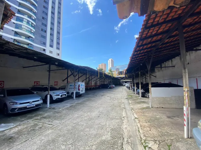 LUMIAR VENDE: Terreno 1.300m² com casa e estacionamento São Brás, Belém/PA