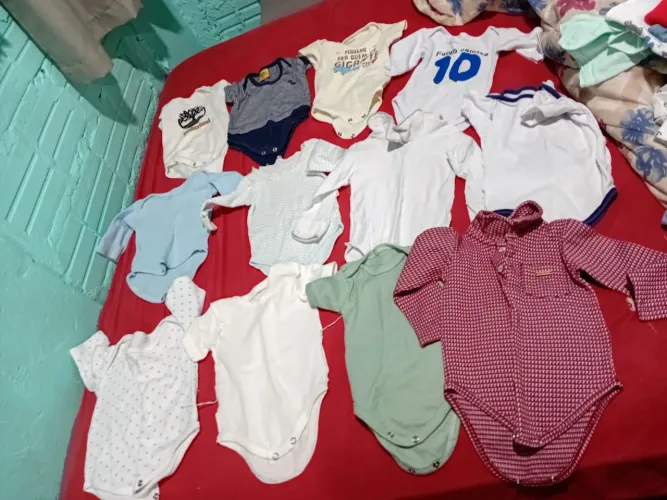 VENDO LOTE DE ROUPAS DE BEBÊ MENINO 