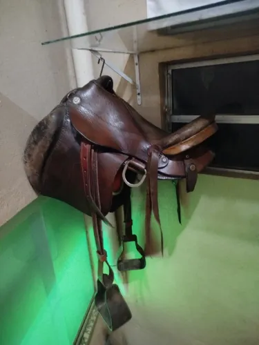 Vendo sela de pista .