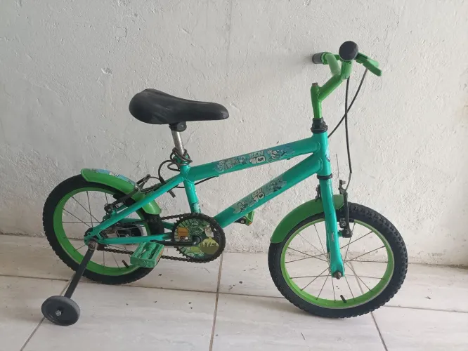 Bicicleta infantil Ben 10 aro 16 com rodinhas - Em bom estado