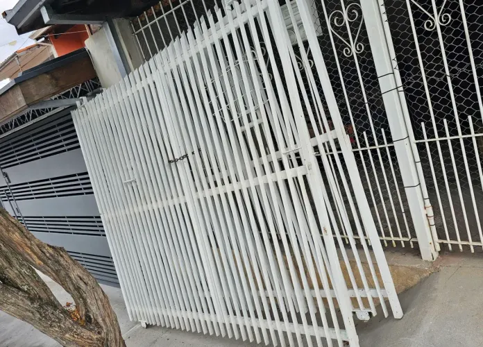 Portão de aço reforçado 2 folhas de 2,70m cada de Correr