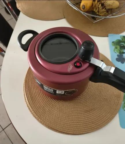 Panela De Pressão Mta Com Visor Grande Antiaderente 4,5 Litro
