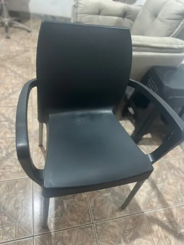 Vende se uma cadeira preta nova pra salão ou ambientes