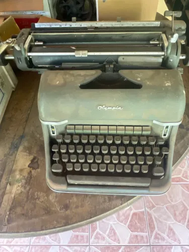 Máquina de Escrever Antiga Olympia (Década de 50/60) - Relíquia para Decoração ou Restauro