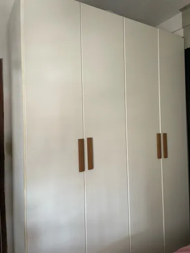 Guarda roupa de madeira