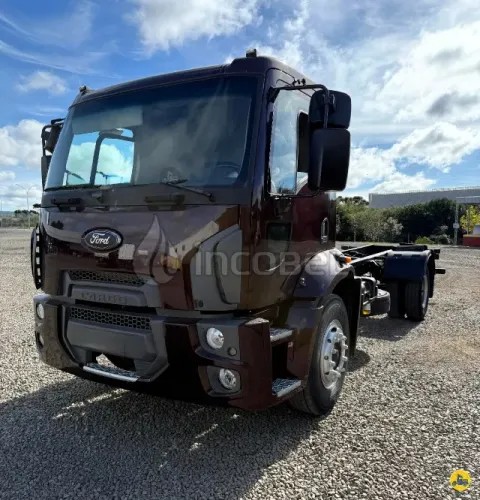 FORD CARGO 1719 - 4X2 - Excelente estado
