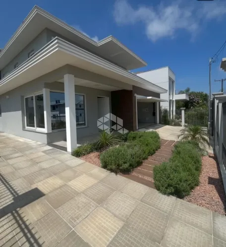 Casa com piscina e 3 dormitorios, sendo 1 suíte