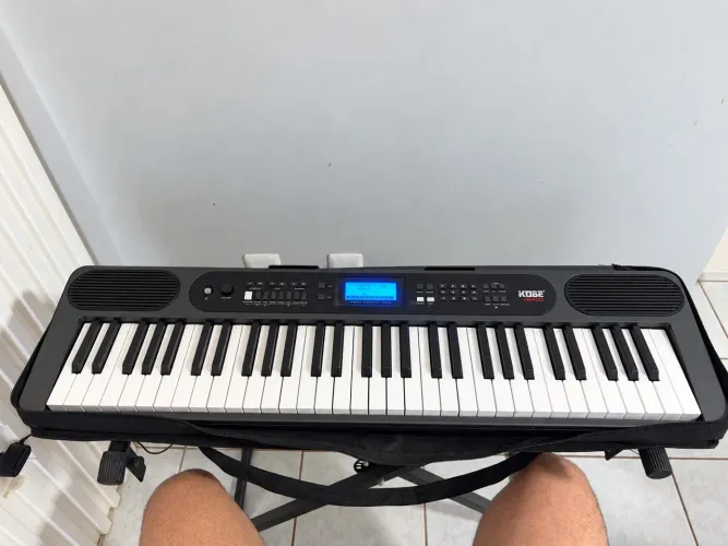 TECLADO KOBE KB 400 COM PEDAL E SENSIBILIDADE