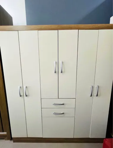 Guarda roupa 7 portas novo ?