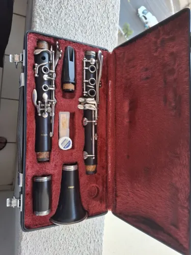 Clarinete Yamaha ycl 35, madeira e chaves banhada a prata com boquilha vandoren CL6