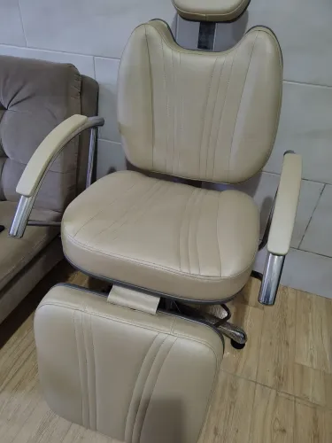 Vendo cadeira articulada para maquiagem/design de sobrancelhas.