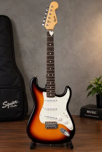 GUITARRA ELÉTRICA SQUIER BY FENDER BULLET STRATOCASTER SUNBURST - EXCELENTE ESTADO