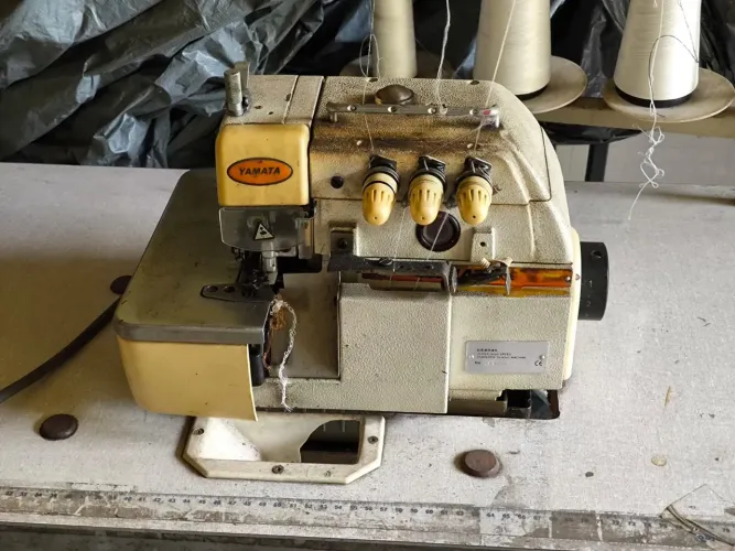 MÁQUINA OVERLOCK YAMATA 3 FIOS 