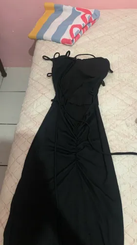 Vestido longo, amarração nas costas e abertura na perna