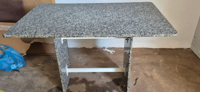 Vendo mesa de granito + 2 cadeiras - Ótimo estado
