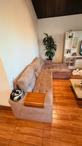 Sofá com chaise