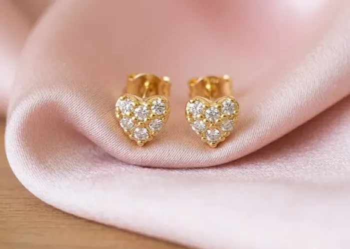 Brinco Pequeno Coração Cravejado com Micro Zircônias Folheado a Ouro 18k
