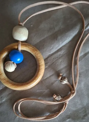 Colar Artesanal com Aro de Madeira e Conta Azul