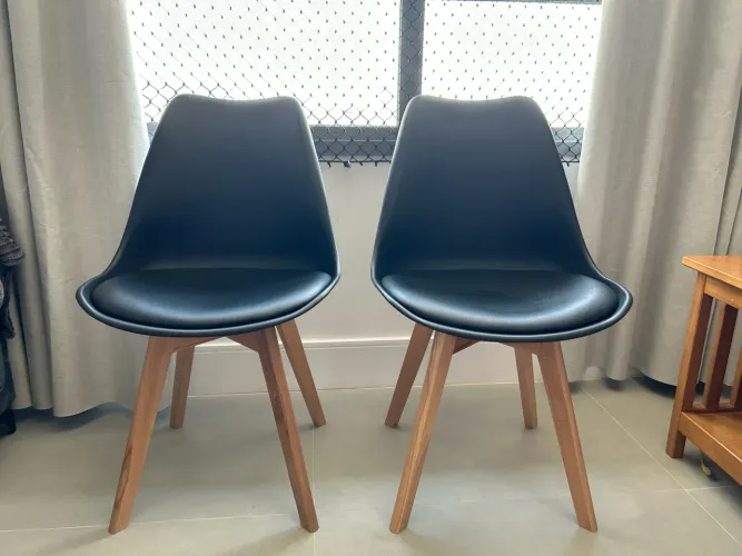 2 Cadeiras Jantar Leda Eames Estofada Base Madeira. Perfeito estado, apenas 1 mês de uso.
