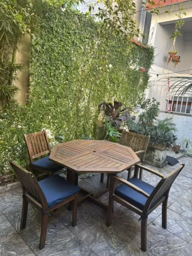 Conjunto de mesa e cadeiras de madeira para jardim TokStok