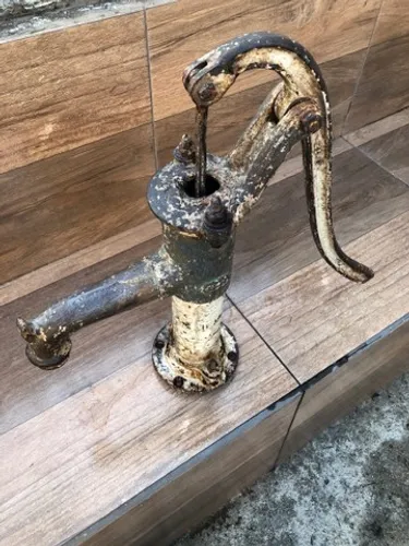 Bomba d?água manual retrô