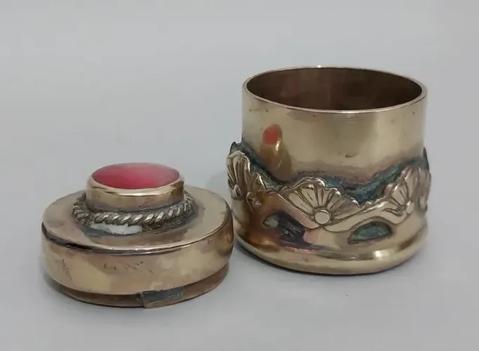 Porta-Anel ou Porta Pilulas, Cilíndrico feito em latão com apliques 