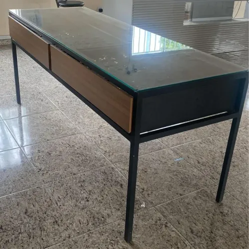 Mesa expositora com gavetas 