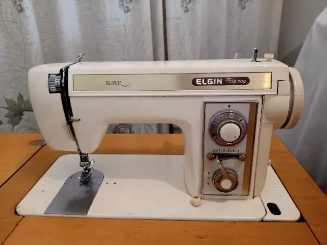 Maquina de Costura Elgin - Zig Zag Super com gabinete, motor e em estado bom