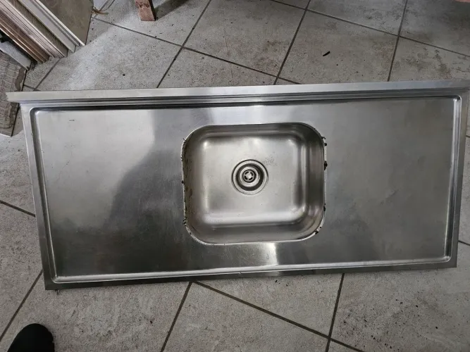Pia uma Cuba em aço inox.