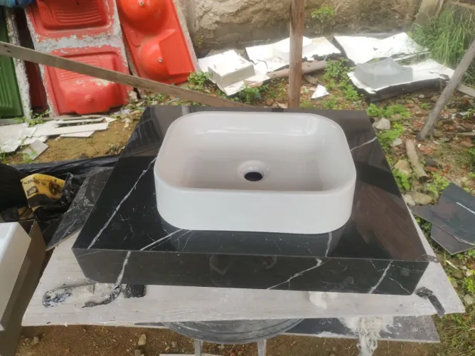 Cuba de banheiro em porcelanato preto