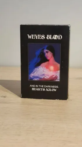 Weyes Blood - cassete K7 - AND IN THE DARKNESS, HEARTS AGLOW