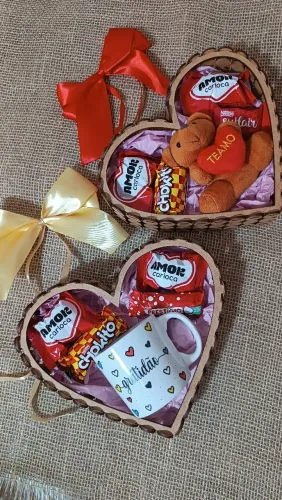 Coração de MDF com chocolates, chaveiro de urso ou caneca de porcelana de 120ml.