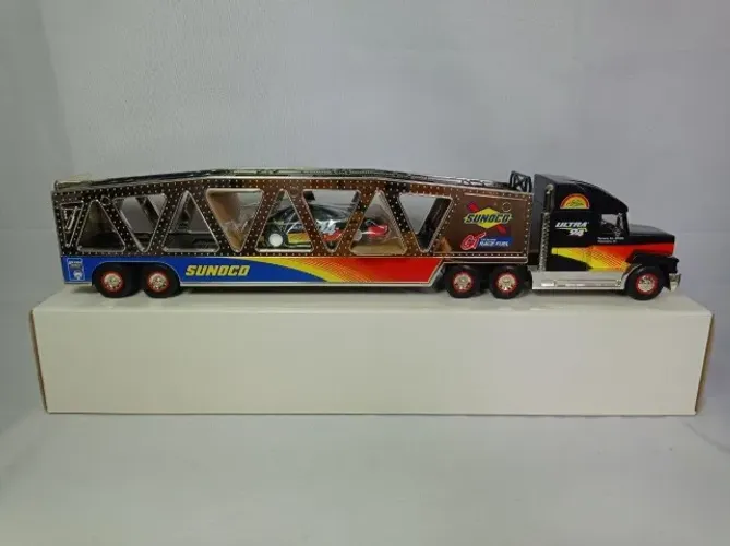 Cegonheira Sunoco Car Carrier Série Dourada Limitada numerada - Mede 48cm de comprimento.