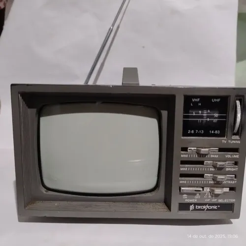 Atenção, TV apenas para decoração. MiniTV Broksonic de 5 polegadas. ( No estado )