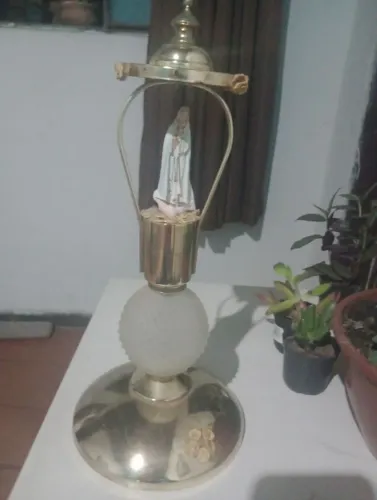 Imagem de Nossa Senhora Aparecida sobre esfera de vidro e arco de metal