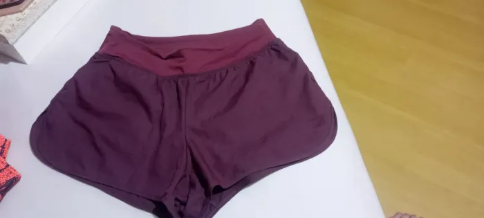 Shorts de corrida e top.