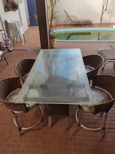 Conjunto de mesa e cadeiras 
