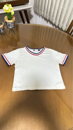 Camiseta Branca com Detalhes Coloridos