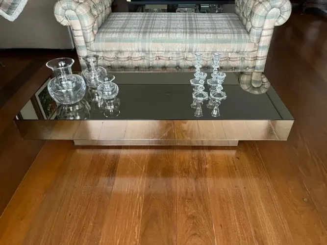 Mesa de vidro e espelhos