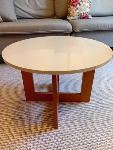 Mesa lateral ou central pérola com caramelo