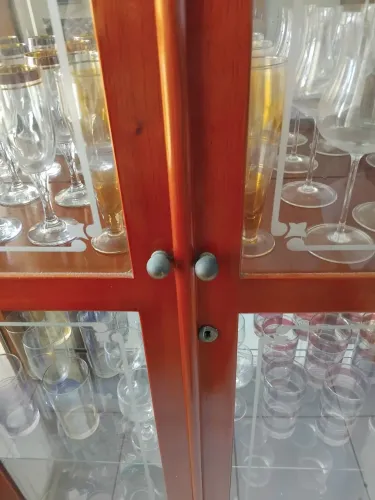 Cristaleira de Madeira com Portas de Vidro