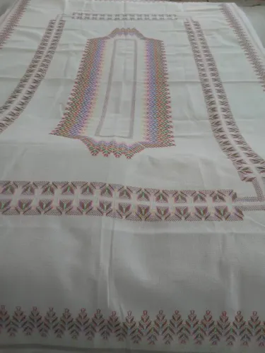 Toalha de Mesa Grande Bordada a Mão em Ponto Vagonite.