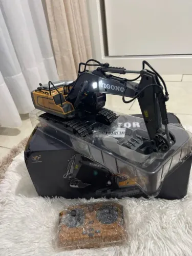 Retroescavadeira de Controle Remoto - Brinquedo