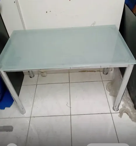 Mesa com tampo de vidro